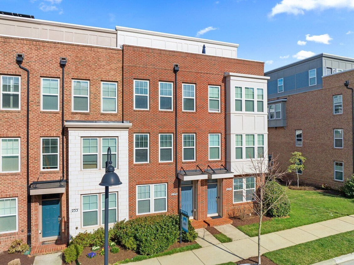 Primary Photo - 3 Bed 4.5 Bath - Downtown Crown Townhouse ...