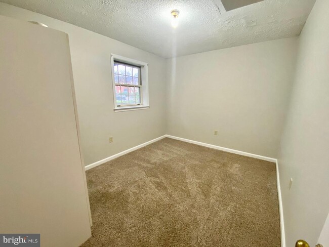 Building Photo - 219 Tudor Dr
