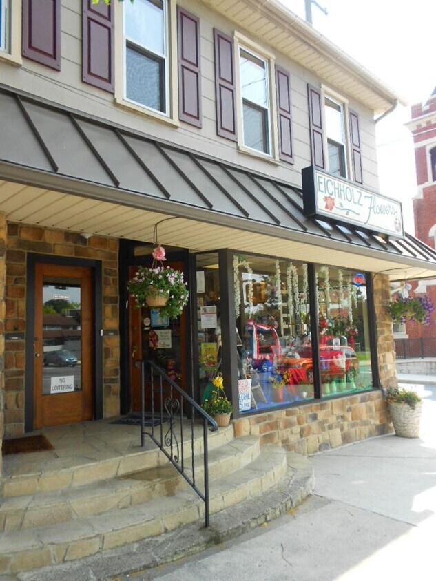 Primary Photo - 131 E Main St