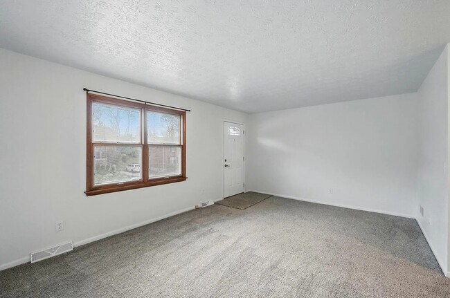 Family Room-2 - 263 N Ashbrook Cir