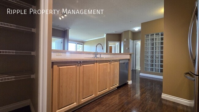 Photo du bâtiment - Modern 2 Beds, 1.5 Baths Apartment/Condo |...