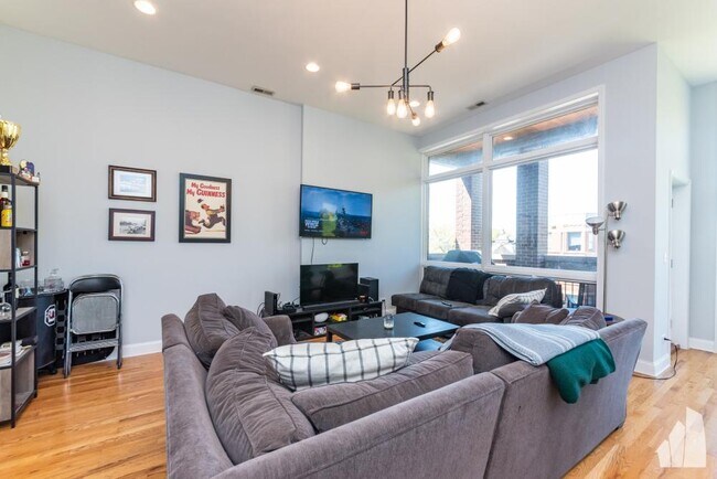 Photo - 3 bedroom in Chicago IL 60613 Apartment