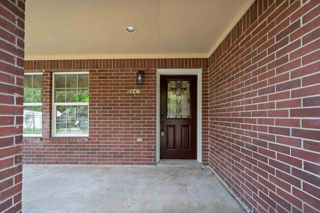 Foto del edificio - 5847 Southington St