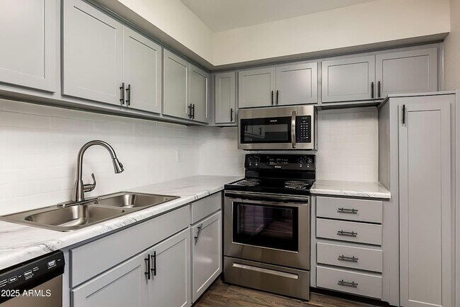 Foto del edificio - 1655 E Southern Ave