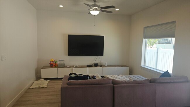 Building Photo - 7271 N Silver Spring Way