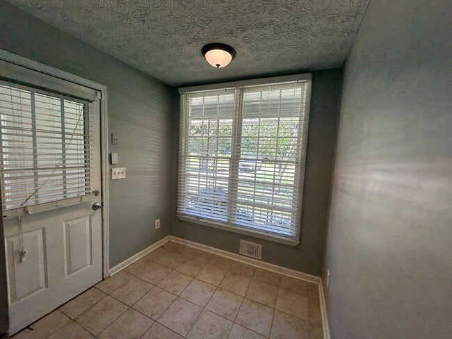 Building Photo - Cozy & Stylish 2-Bed, 2-Bath Home with Fro...