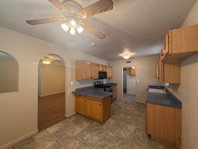 Building Photo - 4 Bedroom / 1 Bathroom