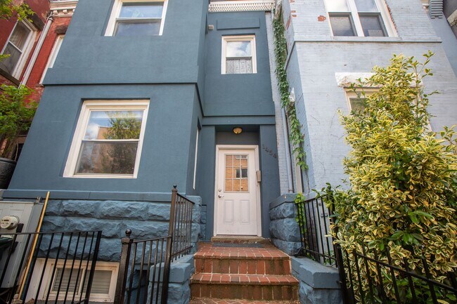 Foto del edificio - Sunny 2 BR/2 BA Condo in Columbia Heights!