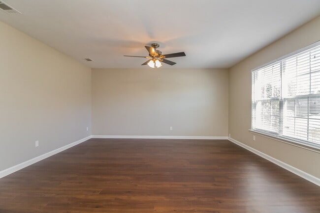 Building Photo - 702 Holland Ridge Dr