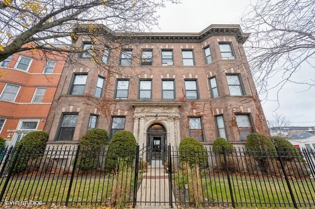 Building Photo - 1204 W Addison St
