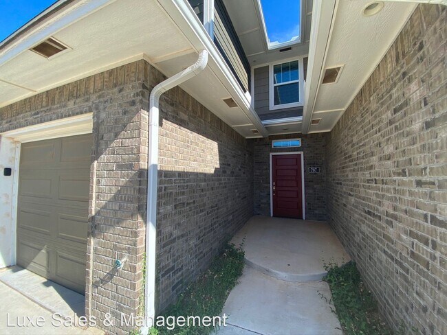 Building Photo - 3 br, 2.5 bath House - 769 SW 14th St