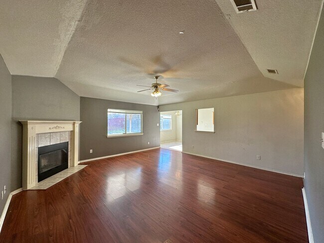 Building Photo - Viewable Now!