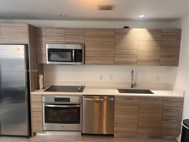 Foto del edificio - 121 NE 34th St