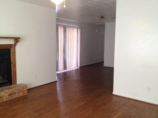 Building Photo - 2 Bedroom Home in Wolf Pen District