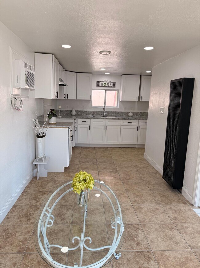 SALÓN Y COCINA - 1716 1/2 Gage St