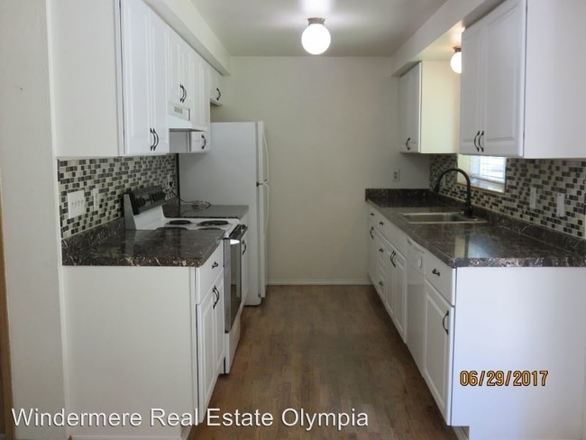 Building Photo - 3010 Saint James Ct NW