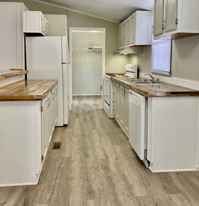 Building Photo - 870 Tower Rd SE