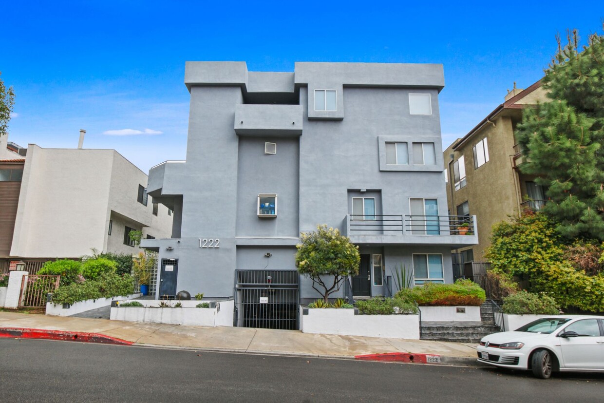 Foto principal - Modern 2-Bedroom Home in Prime West Hollywood