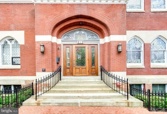 Building Photo - 819 D St NE