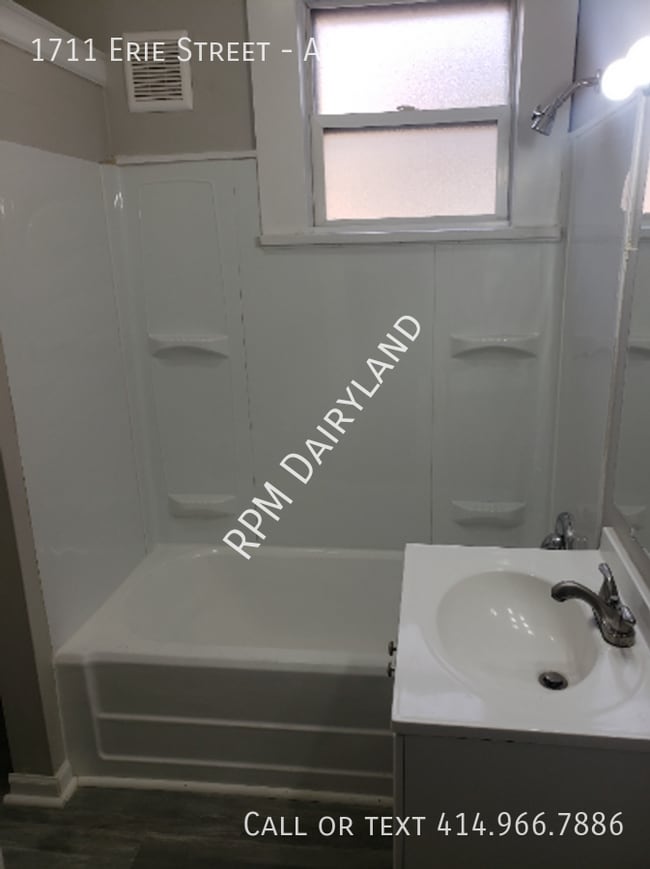 Building Photo - 1711 Erie St