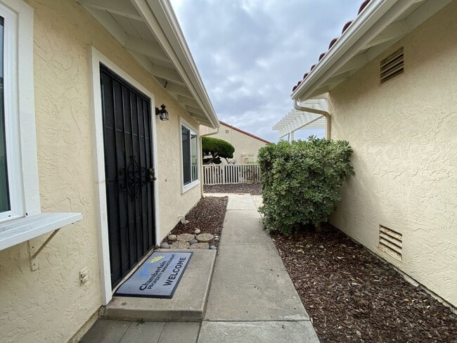 Building Photo - 2+bd/1ba Single Story Duplex Minutes Drive...