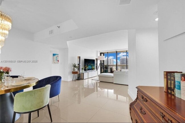 Foto del edificio - 1000 W Island Blvd