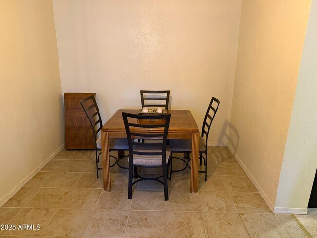 Foto del edificio - 1249 E 10th St