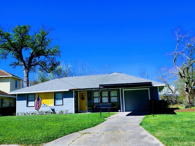 Building Photo - 2423 Roy Cir