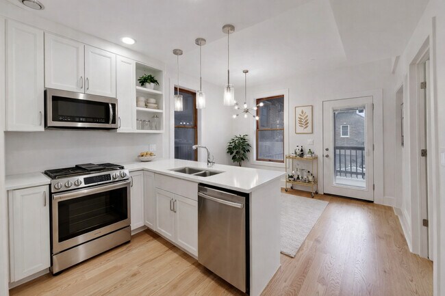 Foto del edificio - 2132 N Oakley Ave