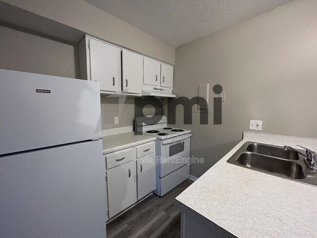 Building Photo - 828 Whitethorne Ave