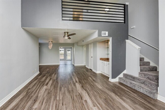 Building Photo - 10811 Greenwillow St