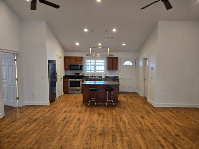 Building Photo - 802 W Longleaf Dr