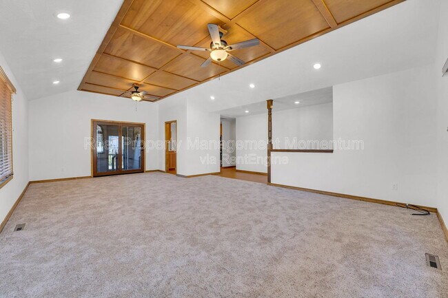 Foto del edificio - 1868 S White Oak Ave