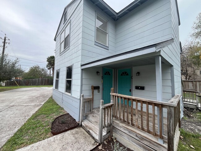 Building Photo - FIRST FLOOR UNIT WATER PAID!