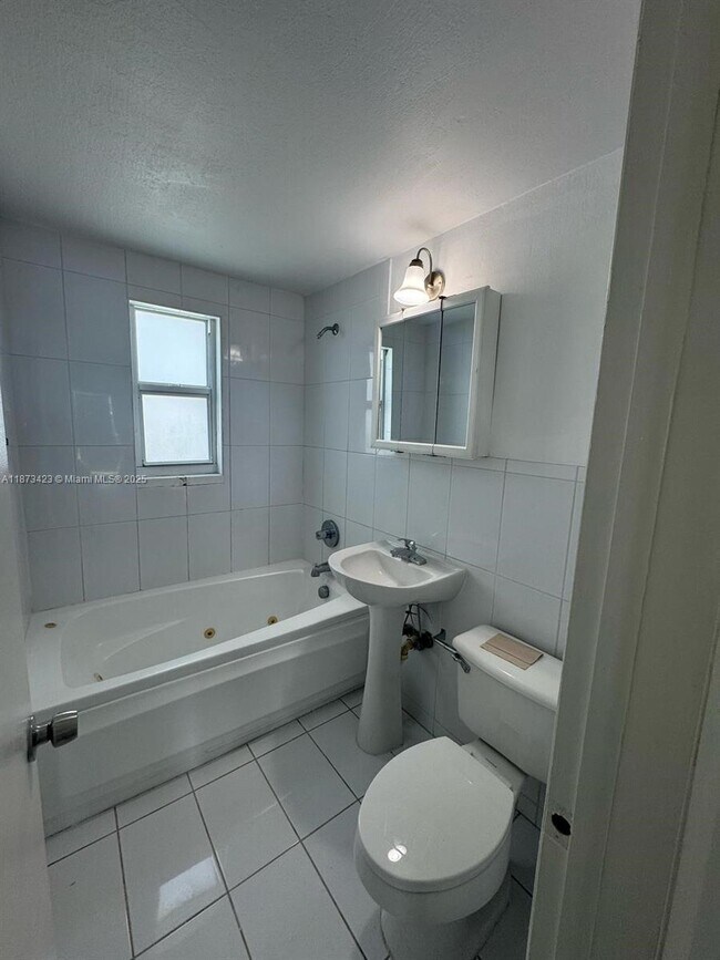 Foto del edificio - 7207 Bay Dr