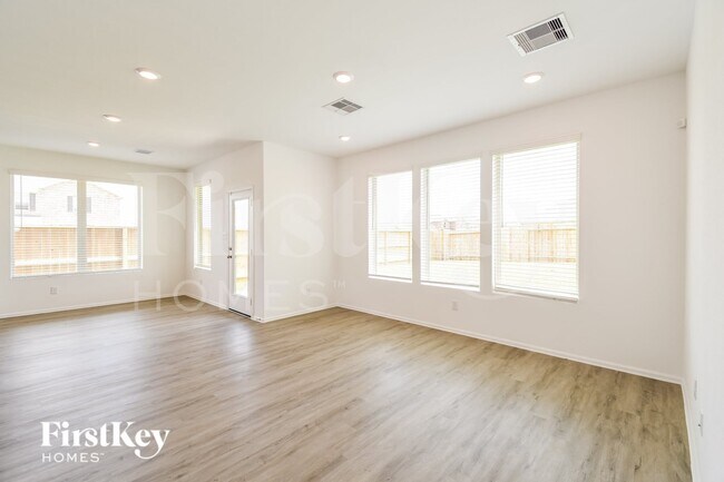 Foto del edificio - 707 Willow Harbor Ln
