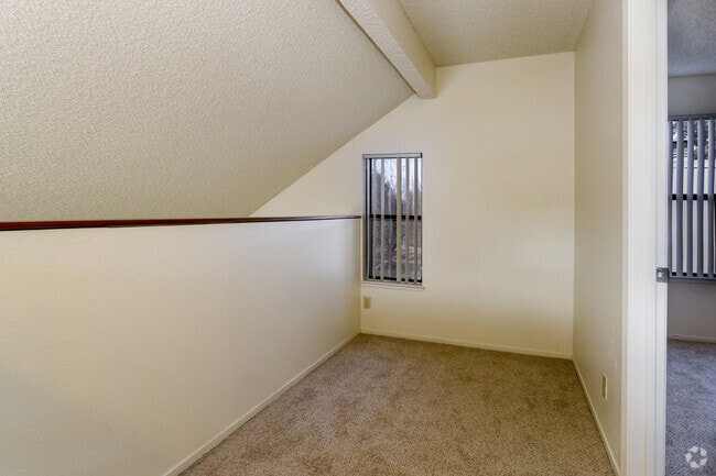 2BR, 2BA - 1,049SF - Eastlake Apartments