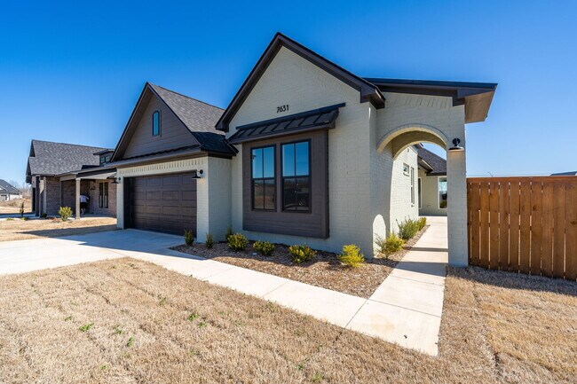 Building Photo - 7631 Woodbine Ln