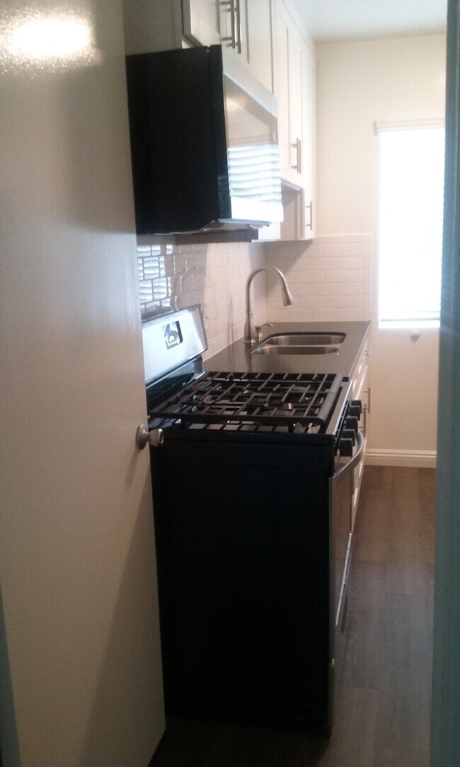 Foto del edificio - 3293 Cahuenga Blvd- ALL UTILITIES INCLUDED
