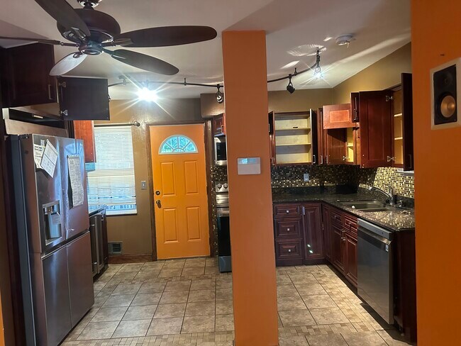 Foto del edificio - 5720 Beechcroft Rd