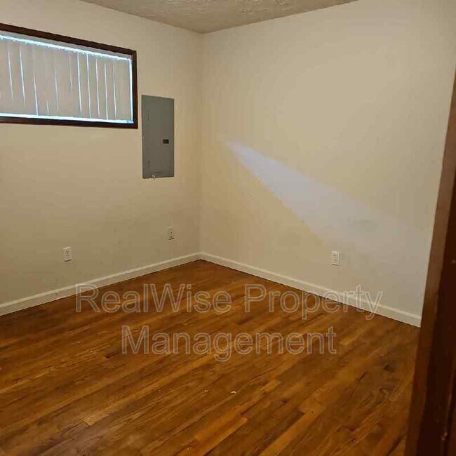Building Photo - 626 NE Anderson St