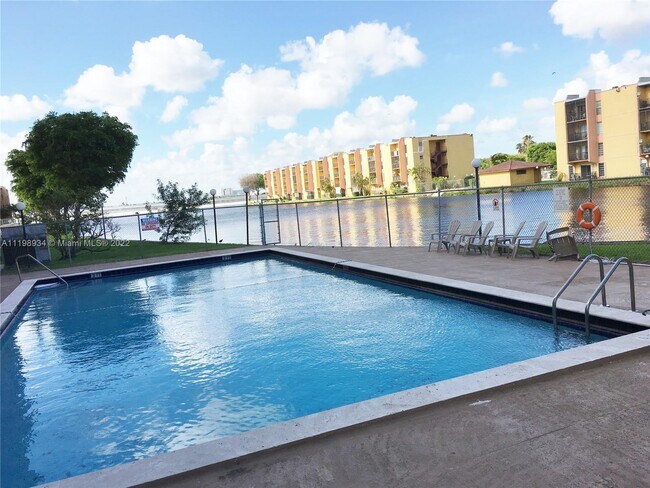 Foto del edificio - 4803 NW 7th St
