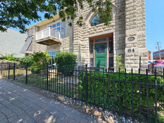 Foto del edificio - Unique 2 Bedroom Downtown Mount Clemens Loft with Updated Kitchen, Spacious Living Room, Balcony ...