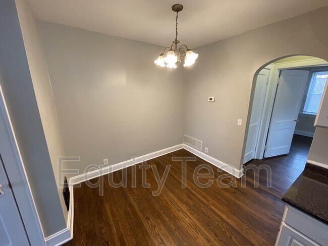 Building Photo - 3157 Parkview Ave