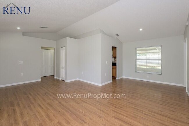Foto del edificio - Now Available!