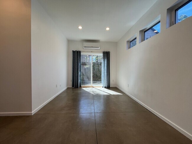 Building Photo - 2-Bedroom home in NE Portland: MI SPECIAL ...