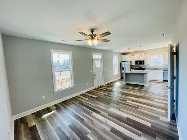 Building Photo - Adorable 2bd/2.5ba cottage in downtown Aynor - Ready for move in!!