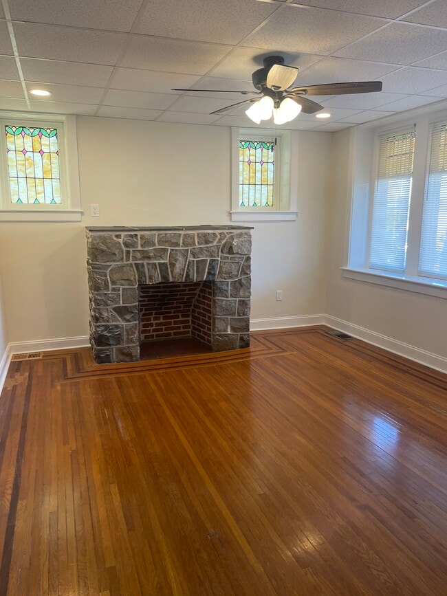 Living room - 914 Elizabeth Ave