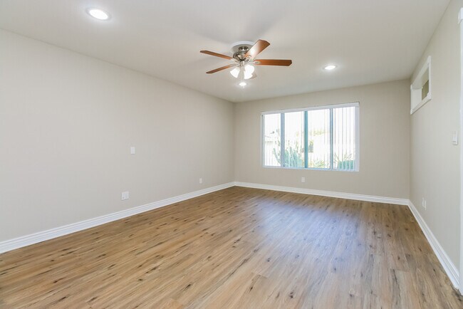 Building Photo - 525 E Geneva Dr