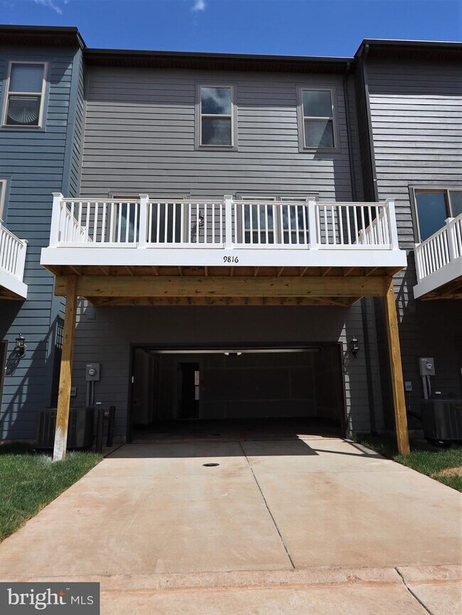 Foto del edificio - 9816 Ames Dr